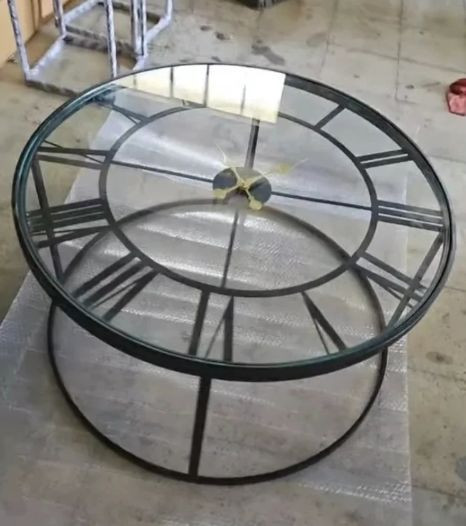 میز با طرح ساعت همراه با موتور و عقربه