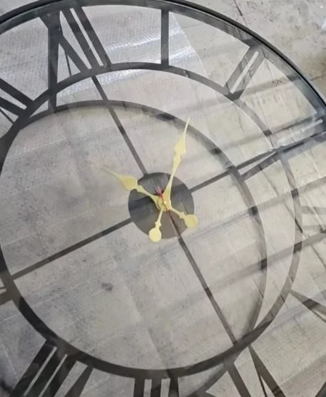 میز با طرح ساعت همراه با موتور و عقربه
